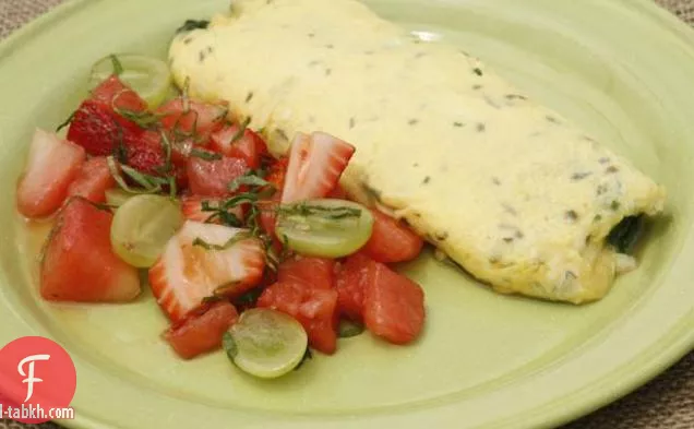 عجة السبانخ والجبن مع سلطة فواكه المزرعة في صلصة الشمبانيا