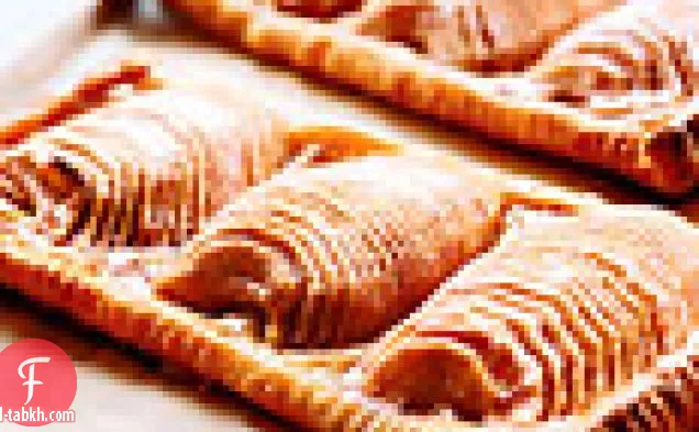 فطائر التفاح مع آيس كريم الفانيليا