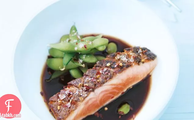 سمك السلمون المقرمش مع ملح الفلفل الحار
