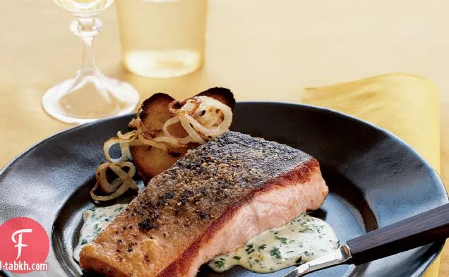 سمك السلمون مع سكوتش بونيه - صلصة الأعشاب والخبز المحمص البصل