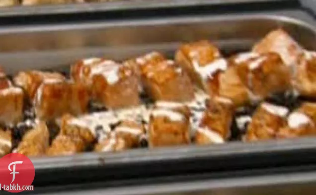 سمك السلمون المزجج للشواء مع كومبوت الفاصوليا السوداء