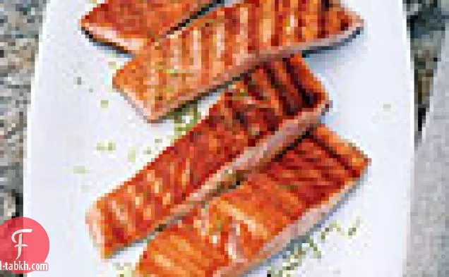 سمك السلمون المشوي مع صلصة زبدة الليمون