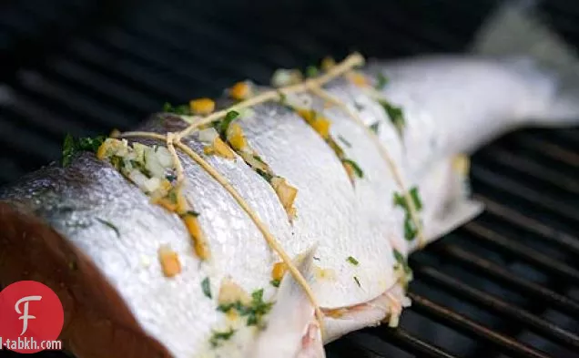سمك السلمون البري المشوي مع نكهة الليمون المحفوظة