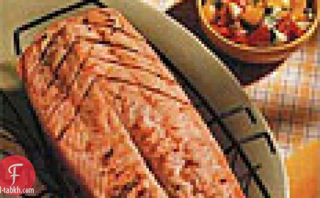 سمك السلمون المشوي مع الطماطم والخيار والكبر الصلصا