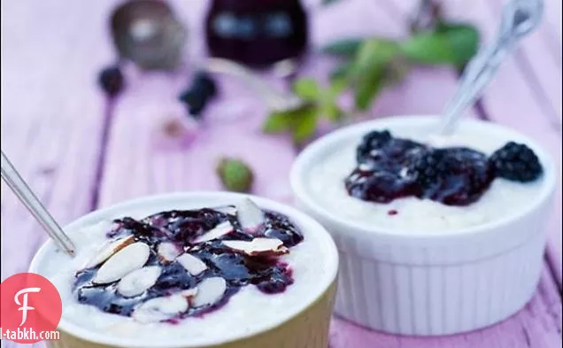 بودنغ الأرز مع صلصة بلاك بيري