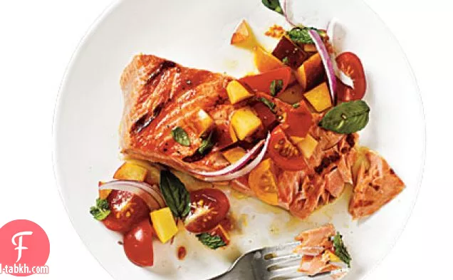 سمك السلمون المشوي مع صلصة الطماطم والخوخ