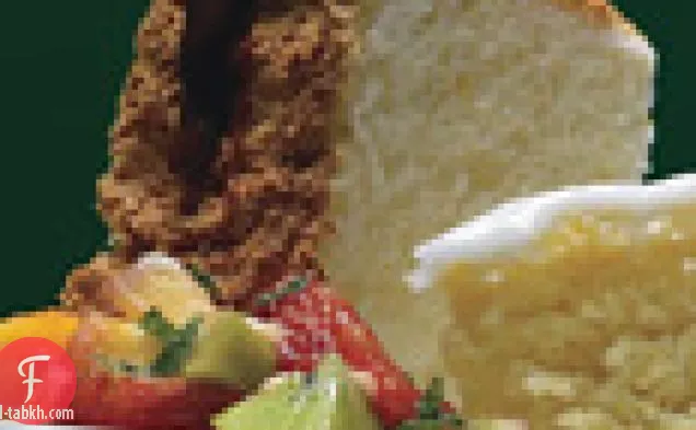 كعكة طعام أورانج أنجل مع صلصة الكراميل وكومبوت الفاكهة الاستوائية