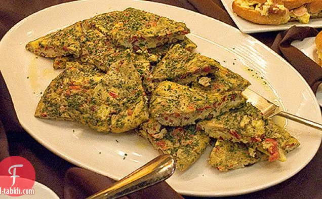 فريتاتا مع الفاصوليا والفلفل المحمص والطماطم والبيستو