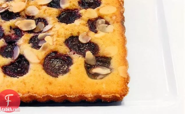 كعكة زبدة اللوز مع الكرز