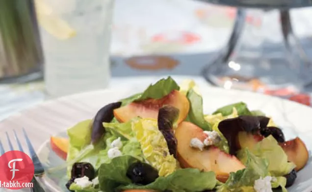 سلطة الخوخ والكرز مع جبن الماعز
