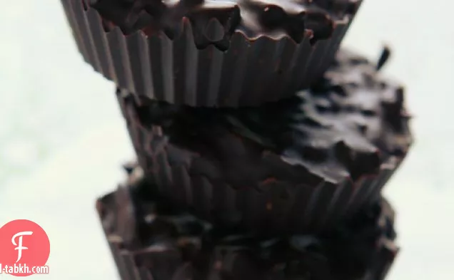 قطع شوكولاتة برتقالية داكنة وجوز الهند