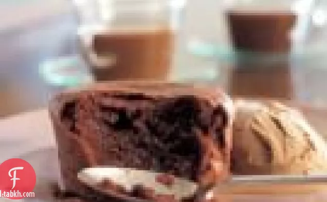 كعكة الشوكولاتة الناعمة مع آيس كريم الإسبريسو