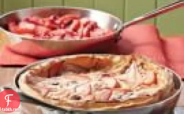طفل هولندي مع كومبوت التفاح والتوت البري