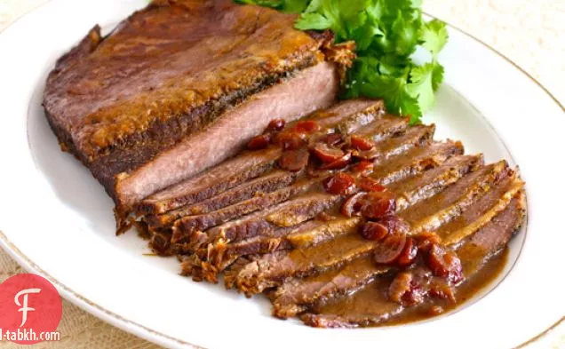 طباخ بطيء صدر الحيوان مع شبوتل-صلصة التوت البري