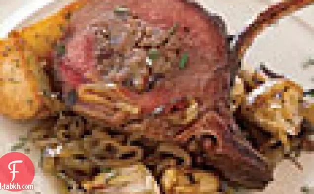 رف لحم الغزال محشوة مع البقان ، الكشمش ، السجق ، والكمثرى