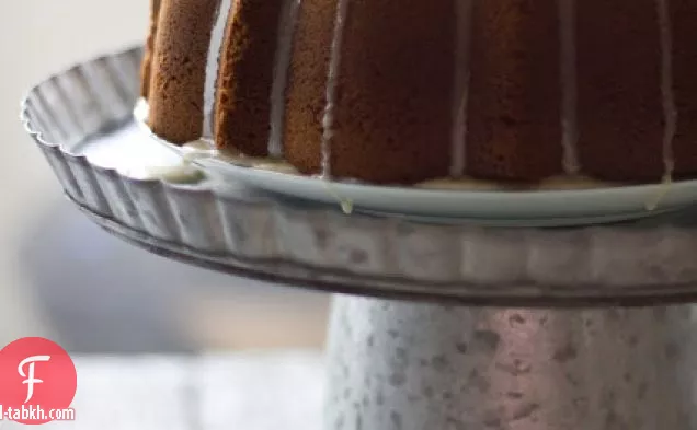 كعكة بوندت بالتمر مع طلاء القرنفل بالعسل
