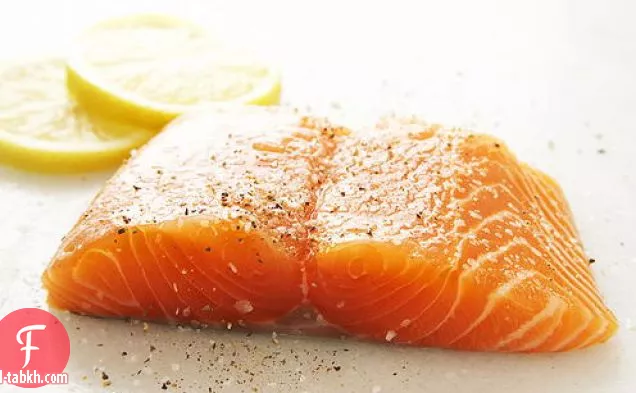 سمك السلمون والبطاطا المحمصة على أوراق التين مع سلطة التين الطازجة