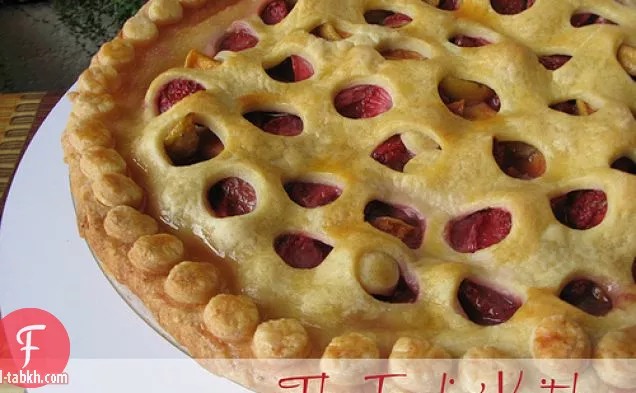فطيرة الفراولة والخوخ مع العسل والمريمية
