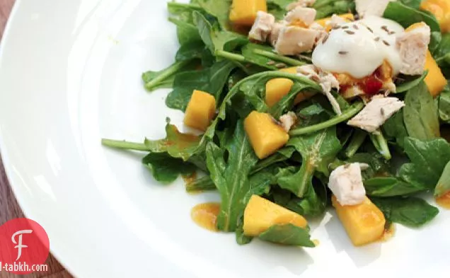 سلطة الدجاج المشوي والمانجو بالكاري مع الزبادي