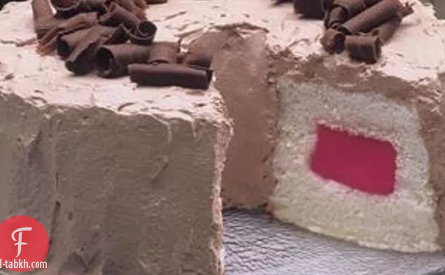 كعكة الملاك المليئة بالفراولة السرية