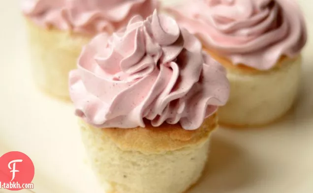 متجدد الهواء الملاك الغذاء الكعك مع الجليد الوردي بشكل طبيعي