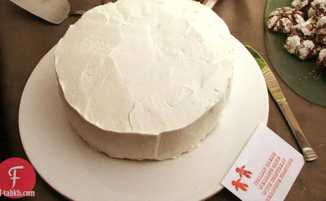 كعكة بيضاء خالية من الغلوتين مع كريمة الزبدة الإيطالية