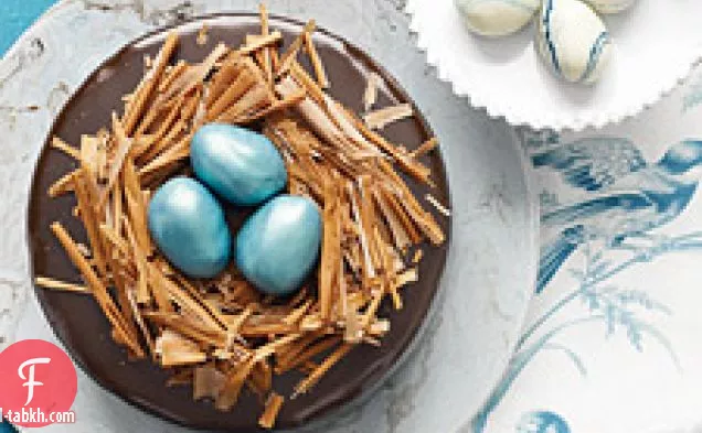 كعكة الشوكولاتة الغنية مع صقيع الغاناش والكمأة-عش البيض