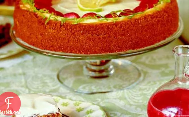 كعكة الجبن بالليمون مع صلصة الفراولة