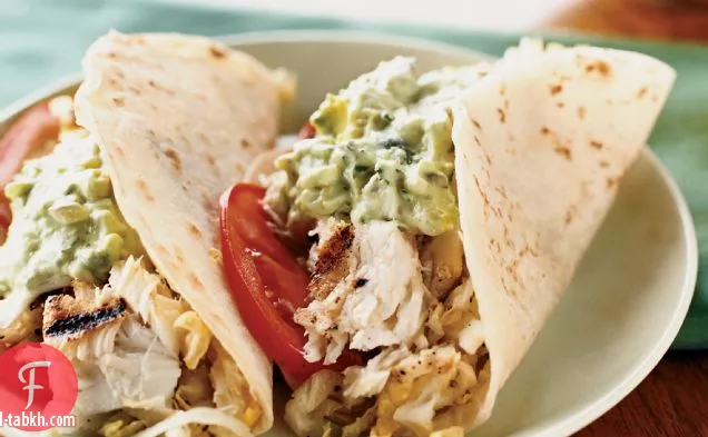 سندويشات التاكو السمكية مع الجواكامولي الكريمي وسلطة الكرنب