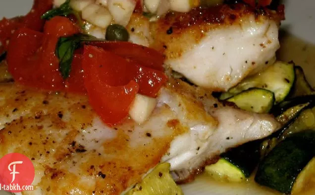 سمك صخور المحيط الهادئ المحمص مع الطماطم الطازجة والكبر والثوم