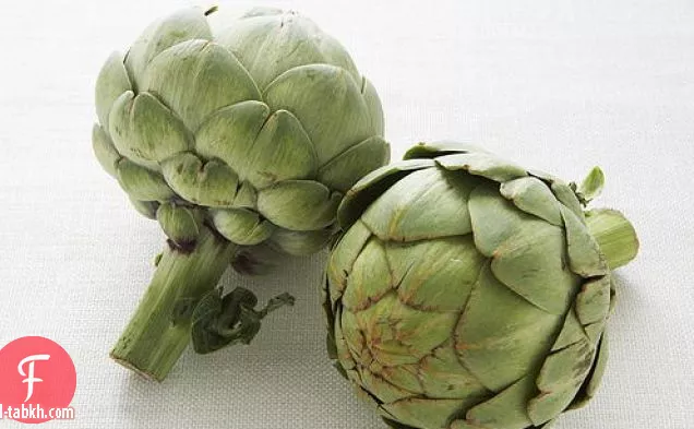 سمك أبو سيف مشوي مع الخرشوف والطماطم والزيتون