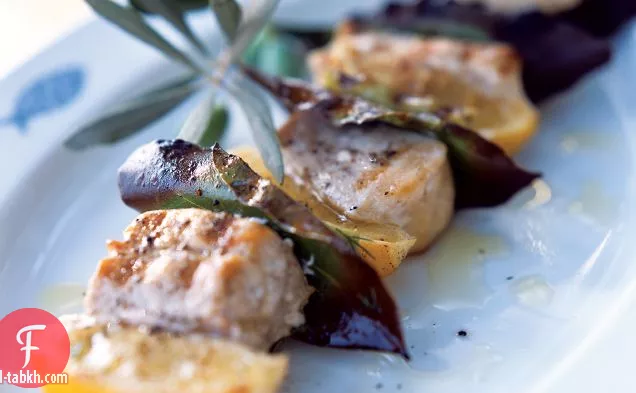 كباب سمك أبو سيف مع الليمون وأوراق الغار