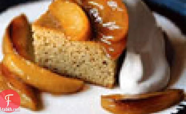 كعكة التوابل البني السكر مع كريم والتفاح بالكراميل