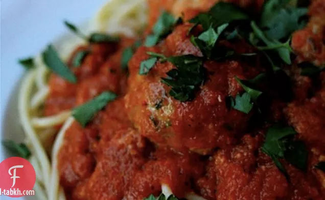 معكرونة مع كرات لحم السمك بصلصة الفلفل الأحمر الحار