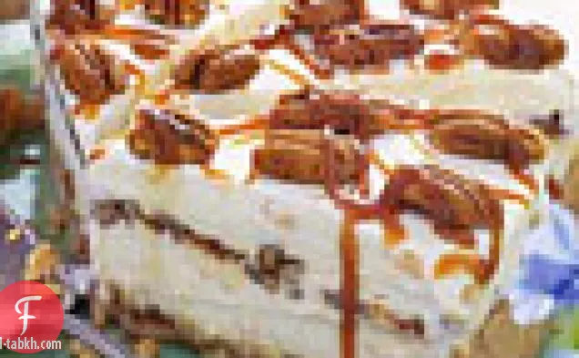 فطيرة آيس كريم الخوخ البقان مع صلصة الكراميل