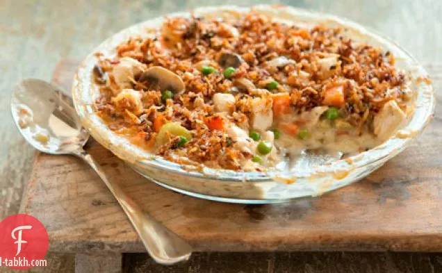 فطيرة وعاء الدجاج مع الأرز