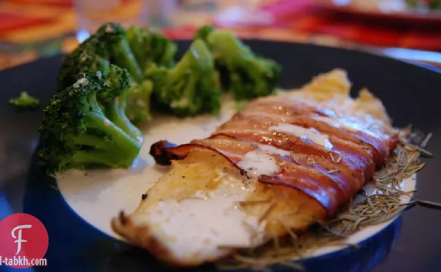 لحم الخنزير المقدد ملفوفة سمك السلمون المرقط مع وصفة البيستو