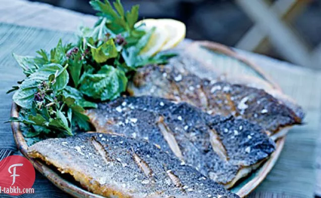 سمك السلمون المرقط المقلي مع سلطة الأعشاب الطازجة