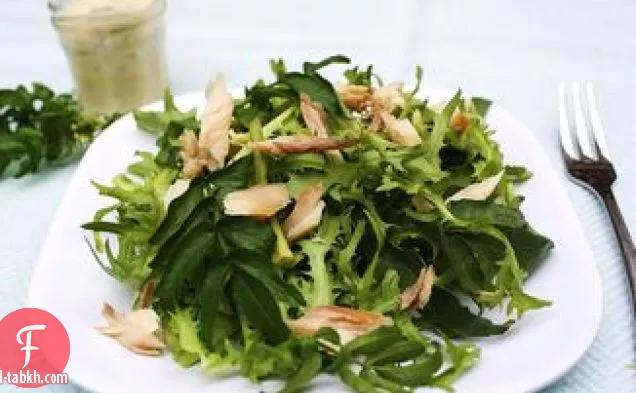 سلطة التراوت المدخن مع التفاح والشمر وصلصة الفجل الكريمية