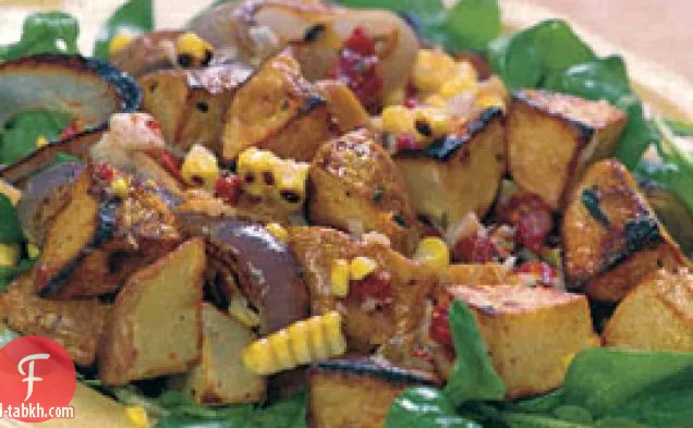 سلطة البطاطس المشوية والذرة والبصل الأحمر فوق الجرجير