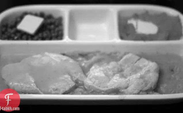 عشاء تلفزيوني محلي الصنع: ديك رومي مع صلصة خبز الذرة والبازلاء والسوي