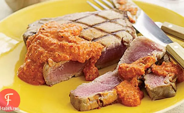 تونة مشوية مع صوص روميسكو مدخن باللوز