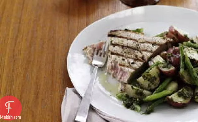 شرائح التونة المشوية مع البطاطا وسلطة الفاصوليا الخضراء