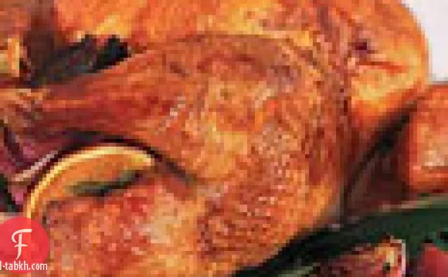 الديك الرومي المشوي مع البرتقال وأوراق الغار والبصل الأحمر والمرق