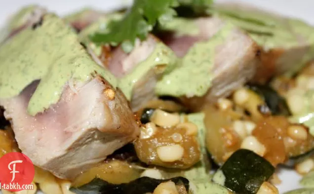 تونة محمصة مع صلصة زبادي الكزبرة وتجزئة الذرة الحلوة