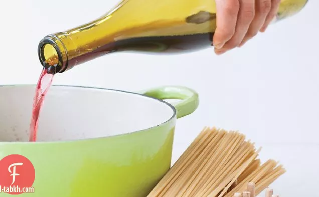 معكرونة النبيذ الأحمر مع الجوز والبقدونس