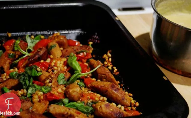 نقانق نباتية محمصة مع عصيدة من دقيق الذرة