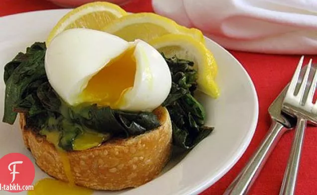 بيض مسلوق ناعم مع سبانخ أحمر على الخبز المحمص