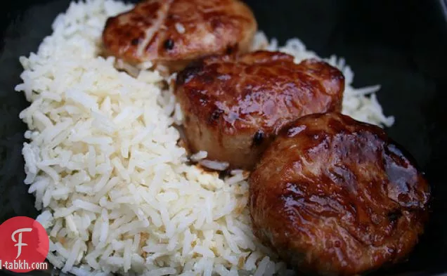 ميداليات لحم الخنزير بالفلفل والعسل وفلفل شيزوان مع أرز مقلي بالبيض