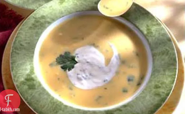 حساء الاسكواش الأصفر مع الكزبرة القشدة الحامضة